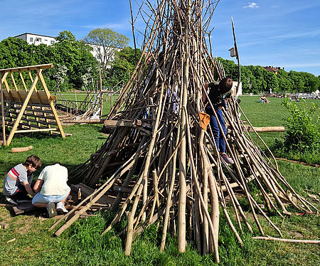 Kinder beim Bau des ersten Stockwerks während der MINT-Art-AG, 2025