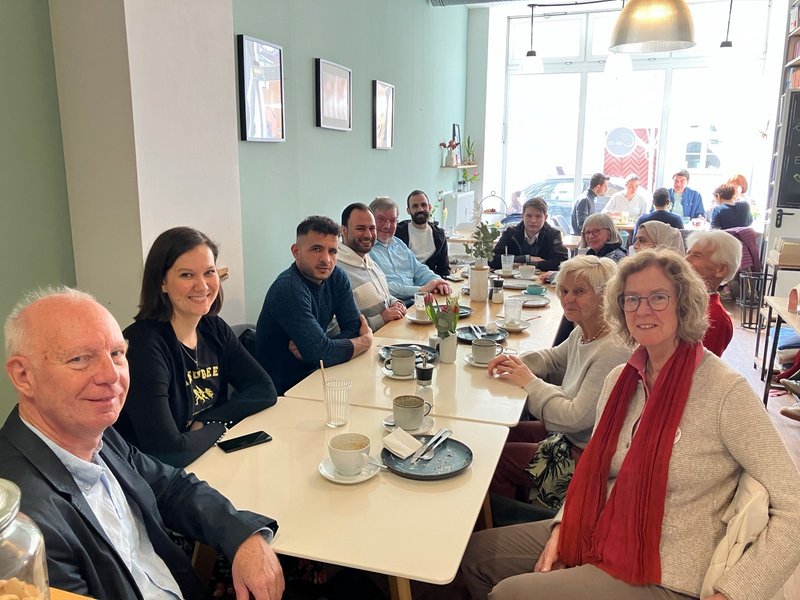 Plaudern und feiern bei Kaffee und Kuchen, hier mit der "Abordnung" nach der Preisverleihung.
