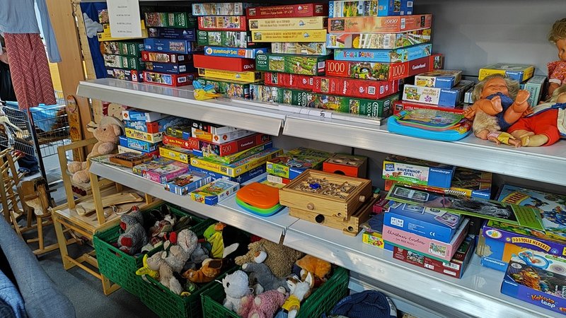 Regal mit Spielen  und Spielsachen im Fairkauf Heidenheim