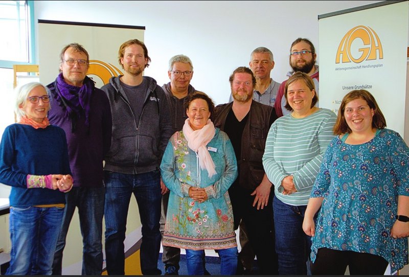 Ein Bild mit 10 Personen der AGH aus 3 Regionalgruppen stehen für das Gruppenfoto gemeinsam vor 2 Rollups der AGH