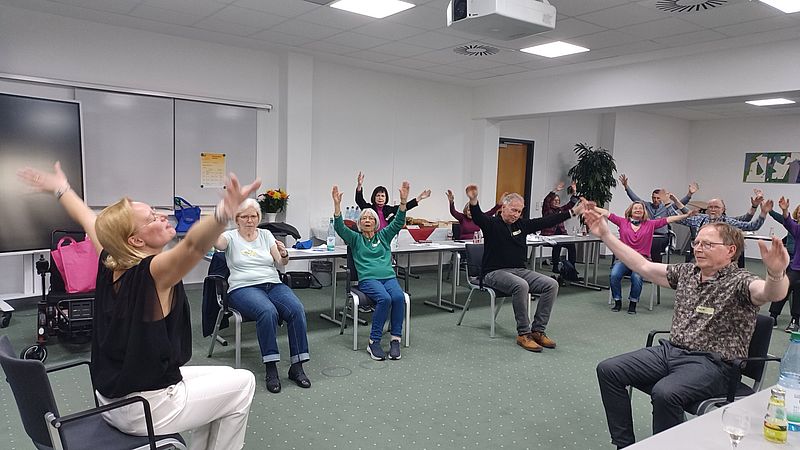 Patienten bei einer Dehnübung