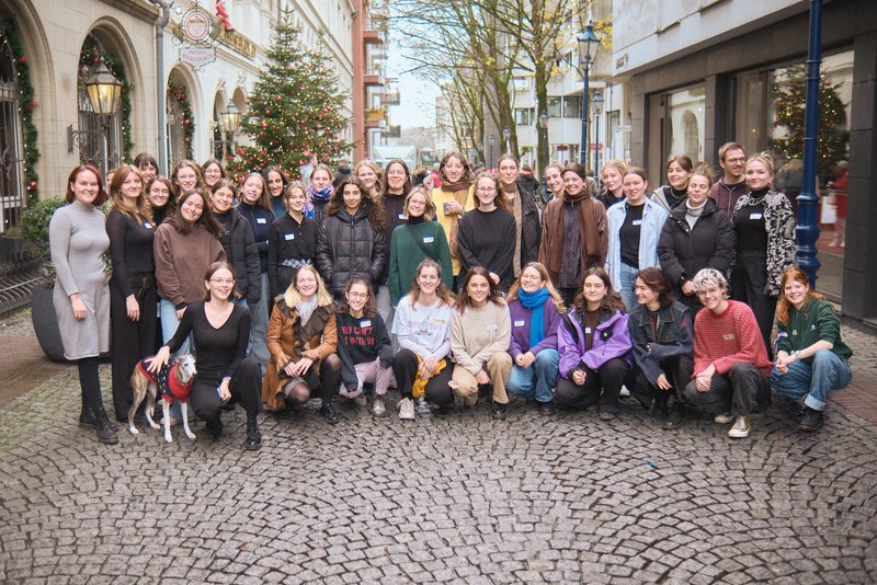 das bild zeigt Menschen, die zusammen stehen für ein Foto