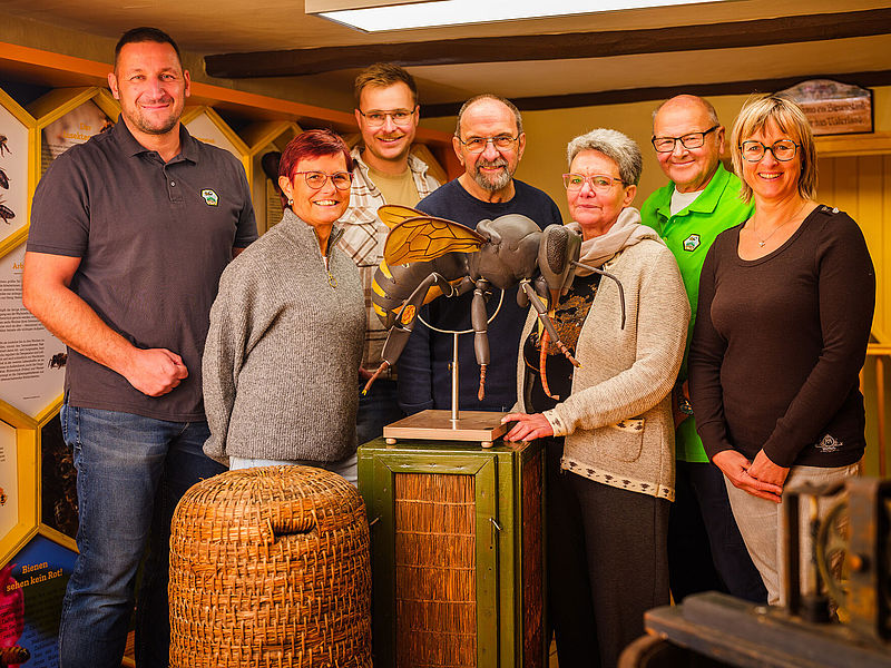 Museum mit Schild und Lehrtafeln