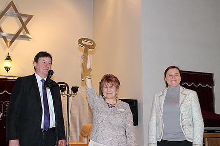 Superintendent B. Becker überreicht A. Khariakova den symbolischen Schlüssel von der ehemaligen ev. Kirche.