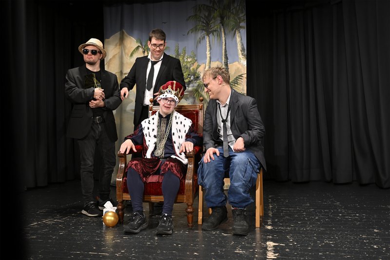 Vier Schauspielende im szenischen Spiel auf der Bühne