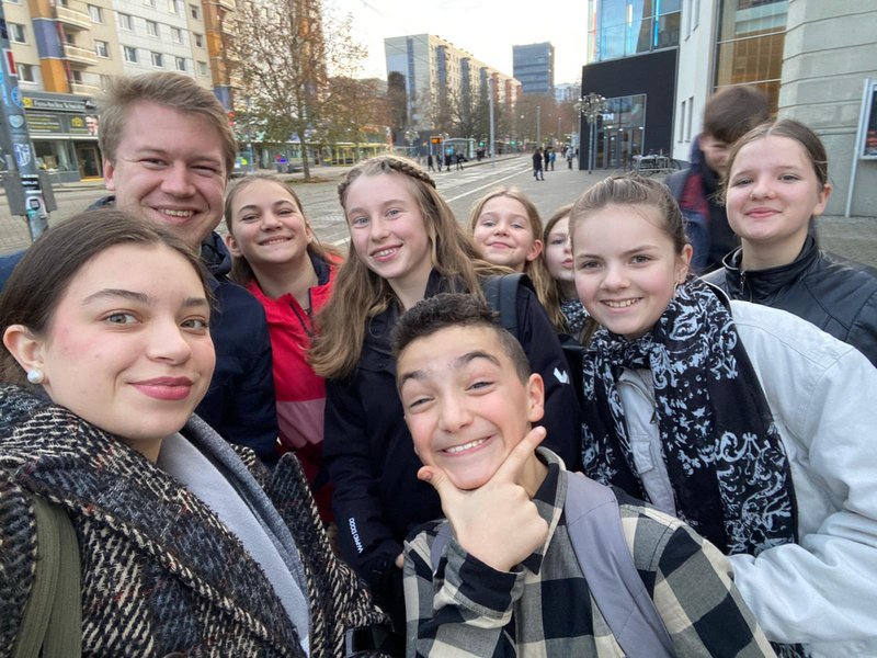 Beim Theaterbesuch innerhalb eines gemeinnützigen Projekts