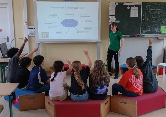 TSG Bergedorf von 1860 e.V. - Respekt und Fairplay auf dem Fußballplatz: Wir schulen Nachwuchs-Schiedsrichter*innen
