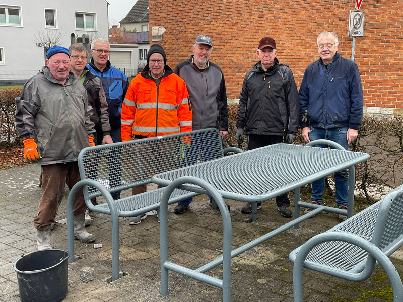 Neue Bänke mit Tisch im Dorfzentrum aufgestellt und vom Hacke-Club bezahlt.