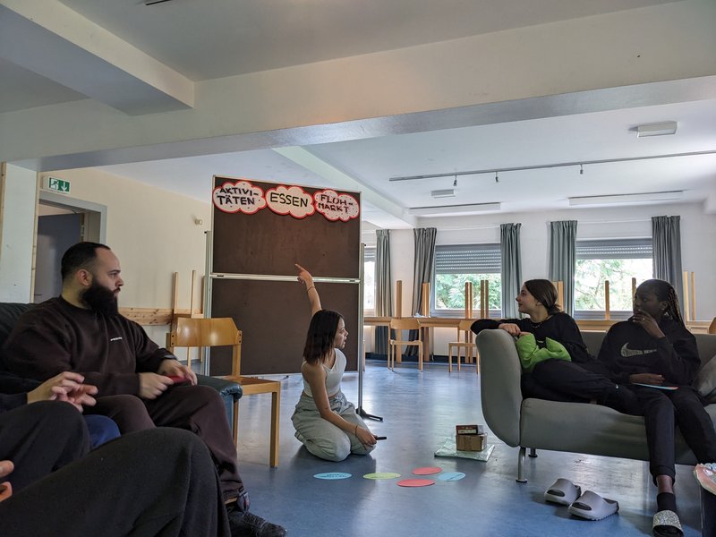 Ehrenamtliche planen zusammen den "Tag der offenen Tür" im Jugendzentrum