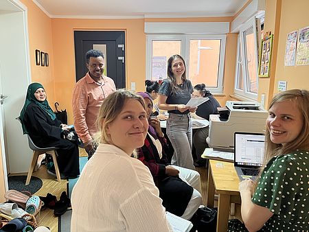 Im sogenannten Hilfebüro sind 4 Personen, die Untersütztung brauchen und lassen sich dort von 4 Mitarbeitenden beraten