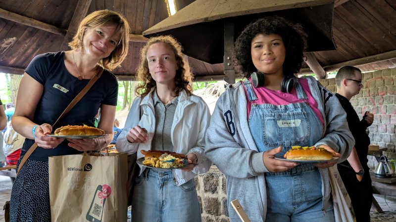Drei Menschen am Buffet