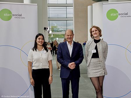 Nhu Quynh Huynh und Franzi Heiler von easy newstime neben Bundeskanzler Olaf Scholz