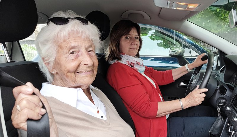 Seniorin nutzt Mitfahrgelegenheit