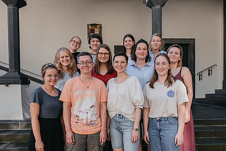 Gruppe junger, sympathischer Menschen 