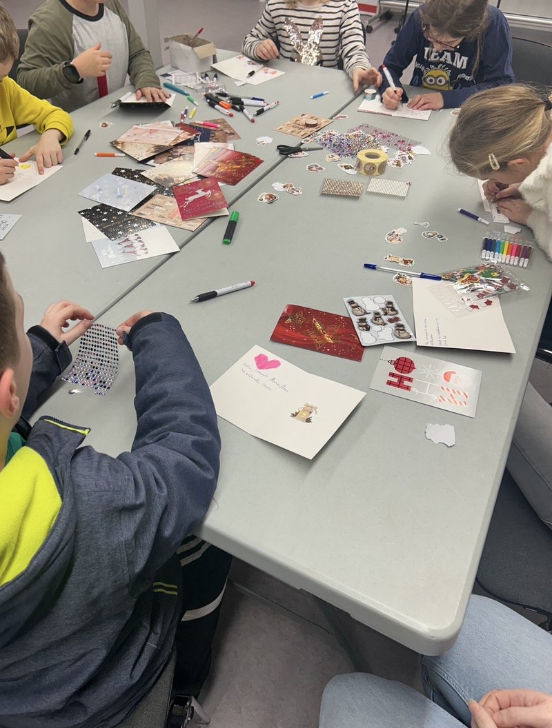 Alle Kinder bemalen liebevoll Weihnachtskarten