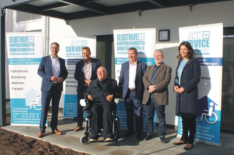Gruppenfoto v.l.n.r. mit Landrat Thorsten Stolz, Stefan Erb (Bürgermeister Erlensee), Uwe Schneider (Vorsitzender Verein Selbsthilfe e.V.), Matthias März (Stellvertretender Vorsitzender Verein Selbsthilfe e.V.), Michael Becker (Geschäftsführer SHK Service gGmbH) und Bundestagsabgeordnete Dr. Katja Leikert