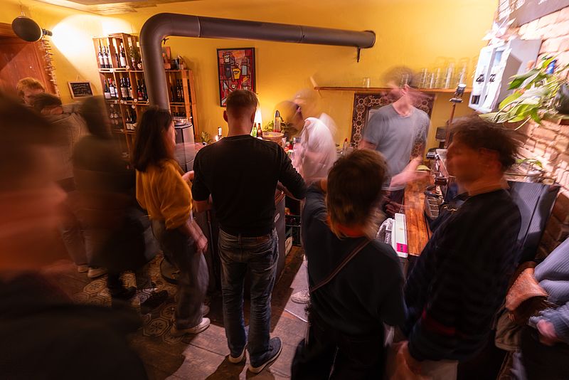 Nachbar:innen treffen sich an der Bar im Kamine