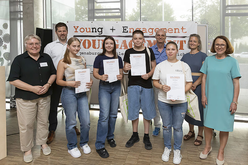 Stolz präsentieren Jugendliche ihr Zertifikat für ihren freiwilligen Einsatz