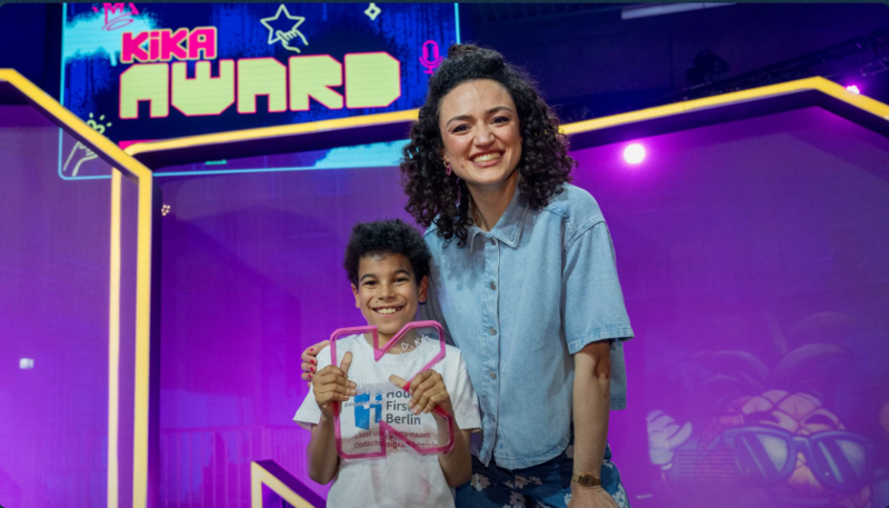 Felix Silberzahn mit KiKA-Award und Moderatorin Maral