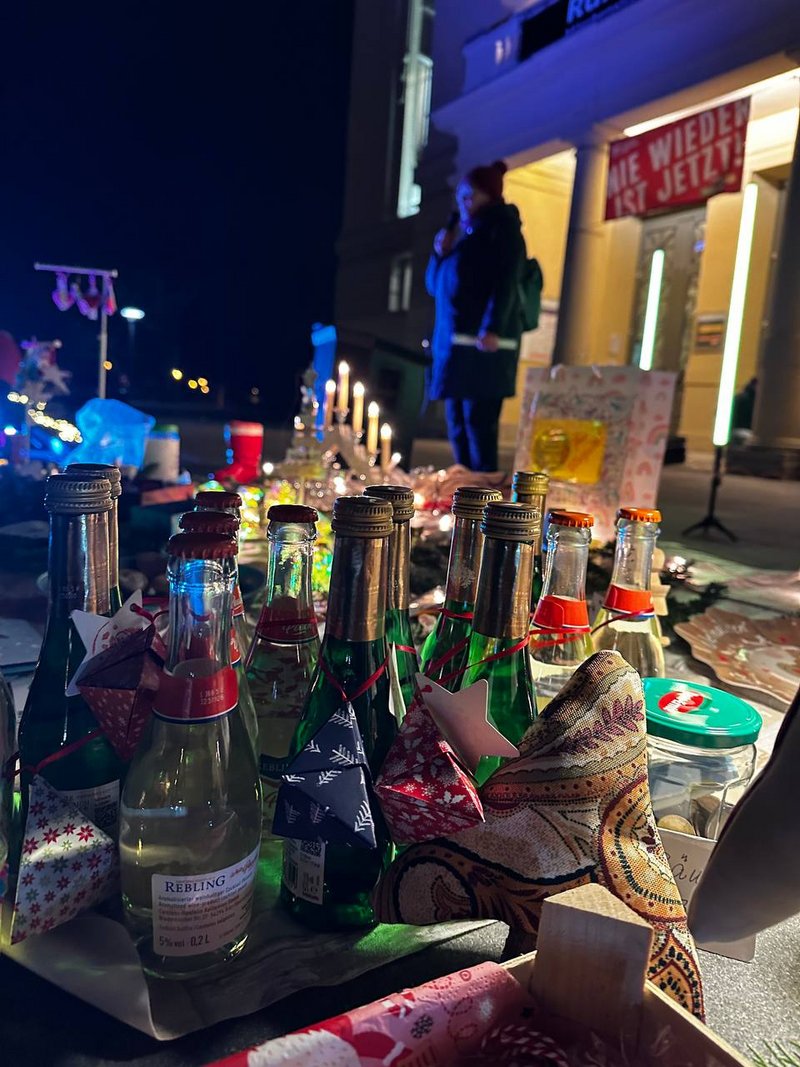 Geschenke/ Wichteltafel organisiert von den Omas gegen Rechts Gera e.V.
