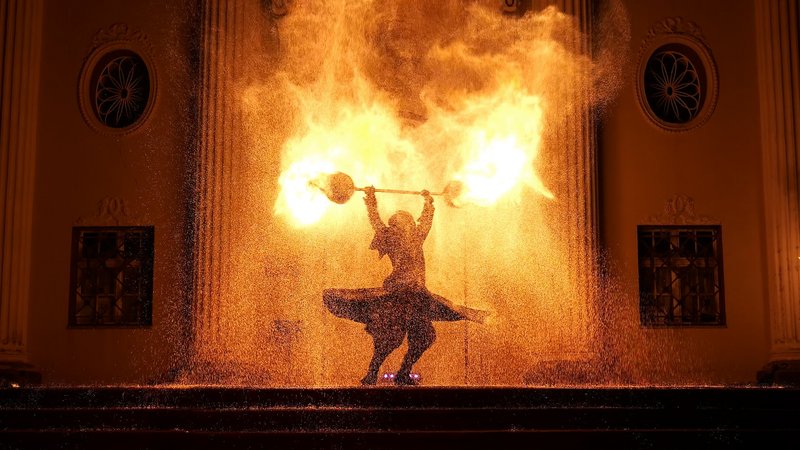 Feuershow vor historischen Gebäuden