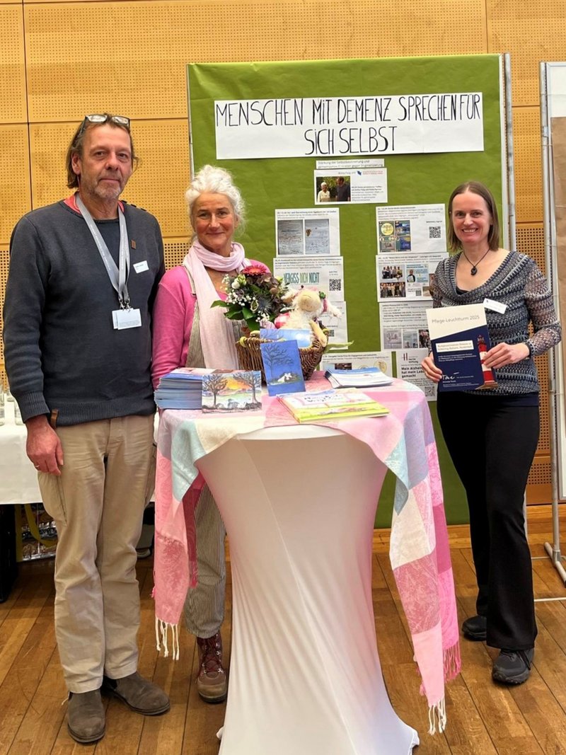 Demenz aus der Tabuzone holen: Britta Flaig (Mitte) mit ihrem Ehemann Stefan Seidel und Cornelia Prepernau vom Kompetenzzentrum Demenz in SH