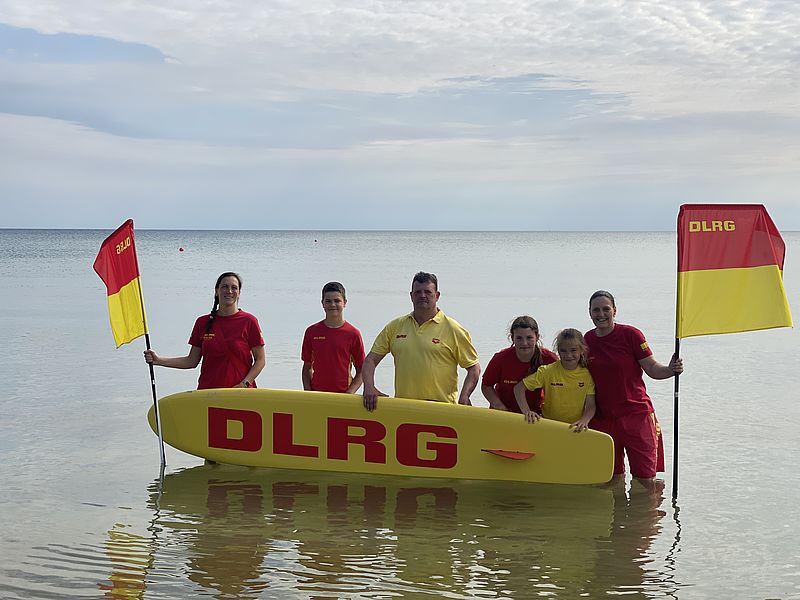 DLRG OG Binz e. V. - Gruppenbild auf dem Wasser