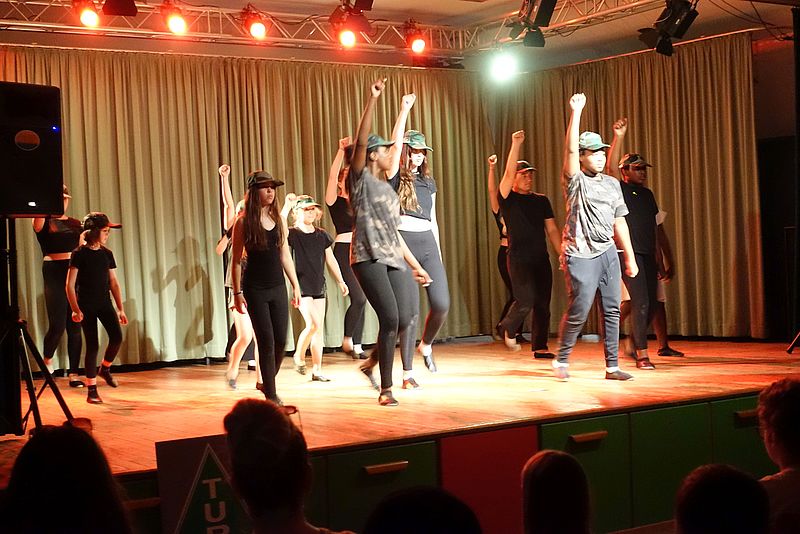 Blondes Schneewittchen, schwarzer Märchenprinz, bunte Zwergenschar – altes  Märchen interkulturell präsentiert