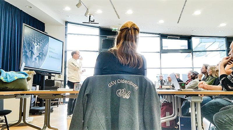 Gruppenfoto mit hörgeschädigten und hörenden Teilnehmenden