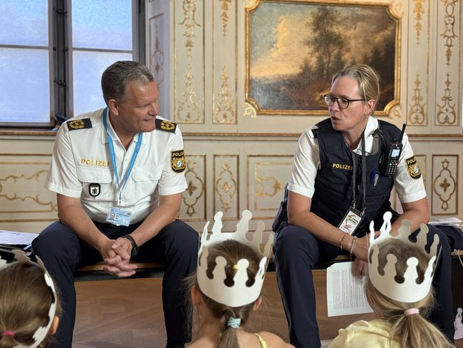 Lesefüchse e.V. (Polizeibeamte lesen vor)
