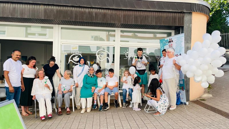 Menschen auf einer Bank vor dem Eppes