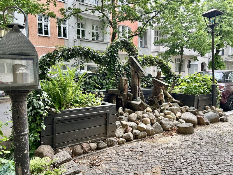 Niedrigschwellige Begrünung am "Dorfplatz Fritschestraße"