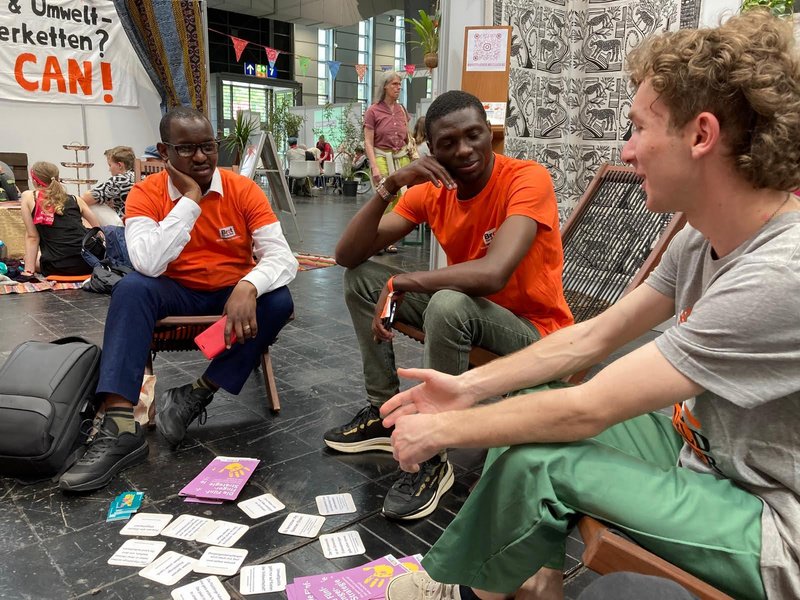 Beim Kirchentag spricht Götz am Rande eines Workshops mit anderen Engagierten von Brot für die Welt Jugend.
