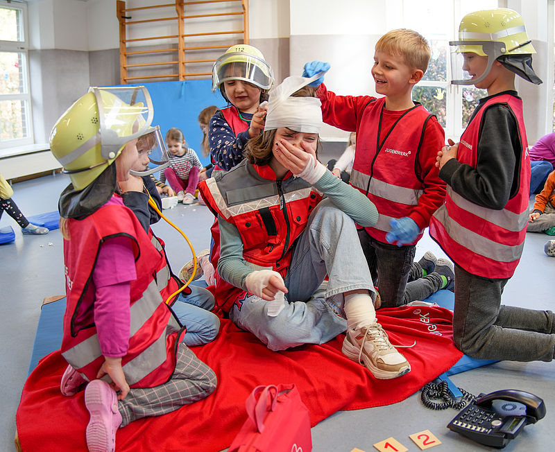 Kinder lernen Erste Hilfe