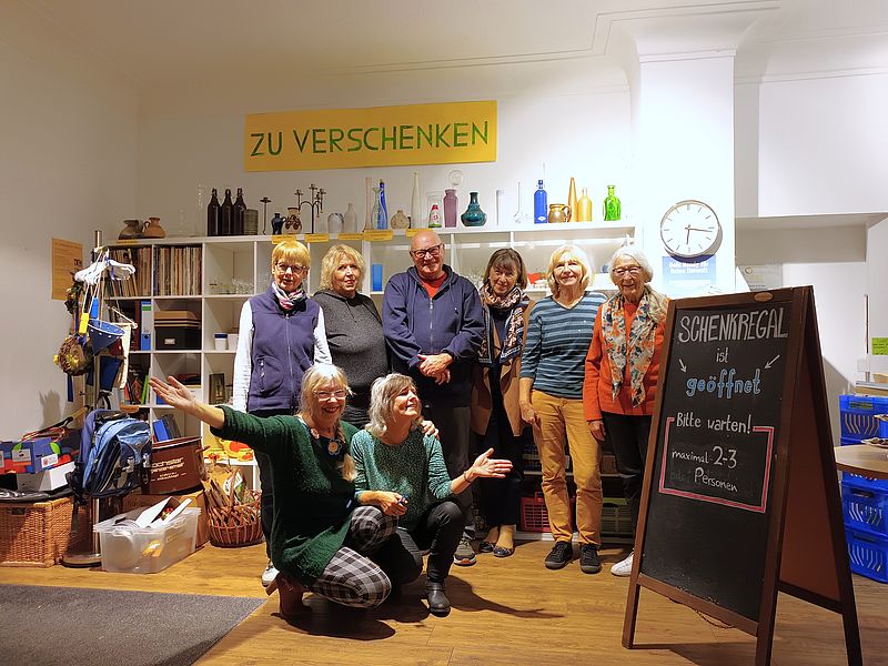 Gegenstände werden in einem Regal schön eingeordnet zum Weitergeben