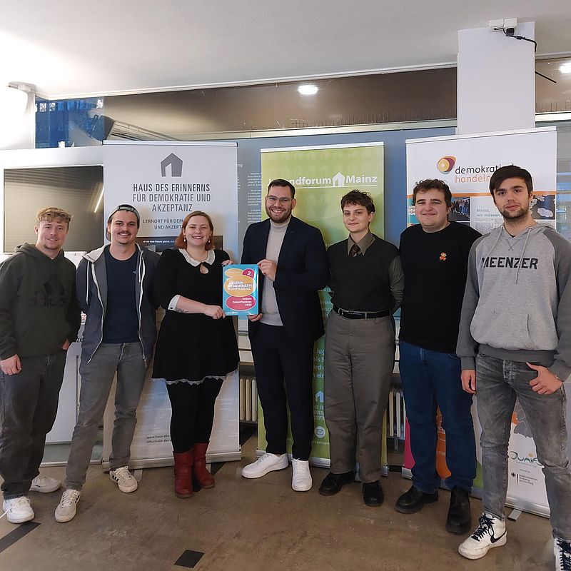 Das Jufo mit einem ihrer Projekte bei der Konferenz des „Zukunftspaketes" in Berlin