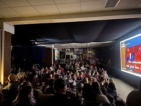 Die Vereinsmitglieder treffen sich im Kino Lila