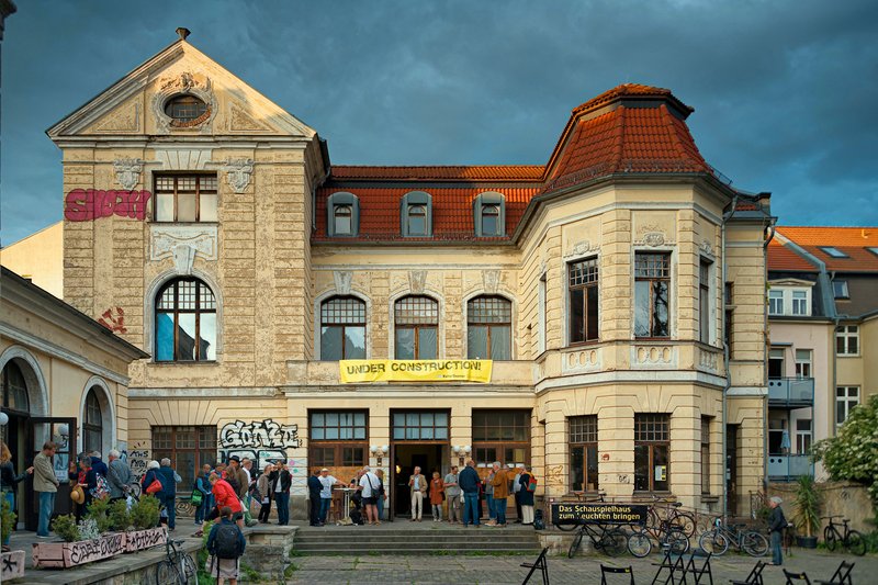 Menschen stehen vor dem KulturQuartier Schauspielhaus.
