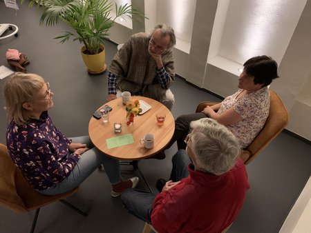 Menschen reflektieren gehörte Lebensgeschichten