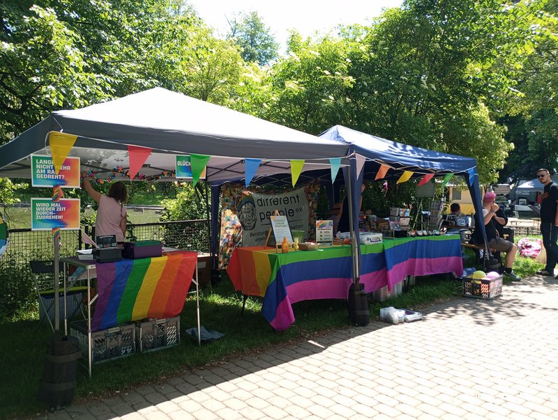 Infostand mit Regenbogenflaggen