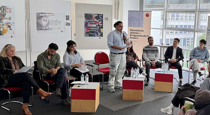 Jamal Abasi liest ein Gedicht zum Thema das Grundgesetz intersektional gelesen