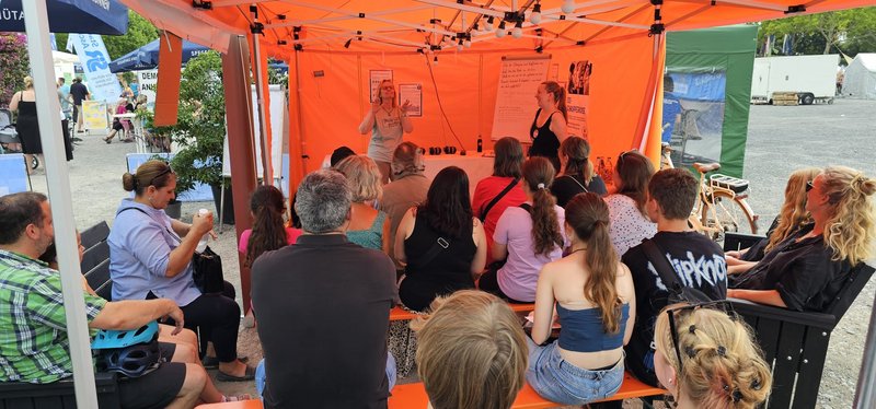 Gebärdensprachkurs auf dem Fest für Vielfalt in Aschaffenburg