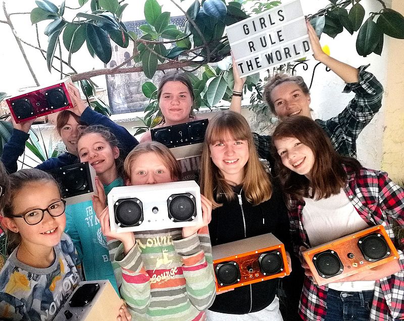 Mädchen bauen im NEO ihre eigene Boombox