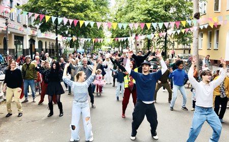 Die Nachbarschaft tanzt auf der Straße