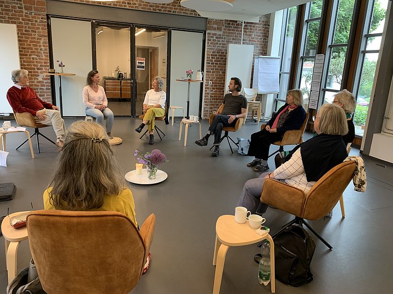 Menschen reflektieren gehörte Lebensgeschichten