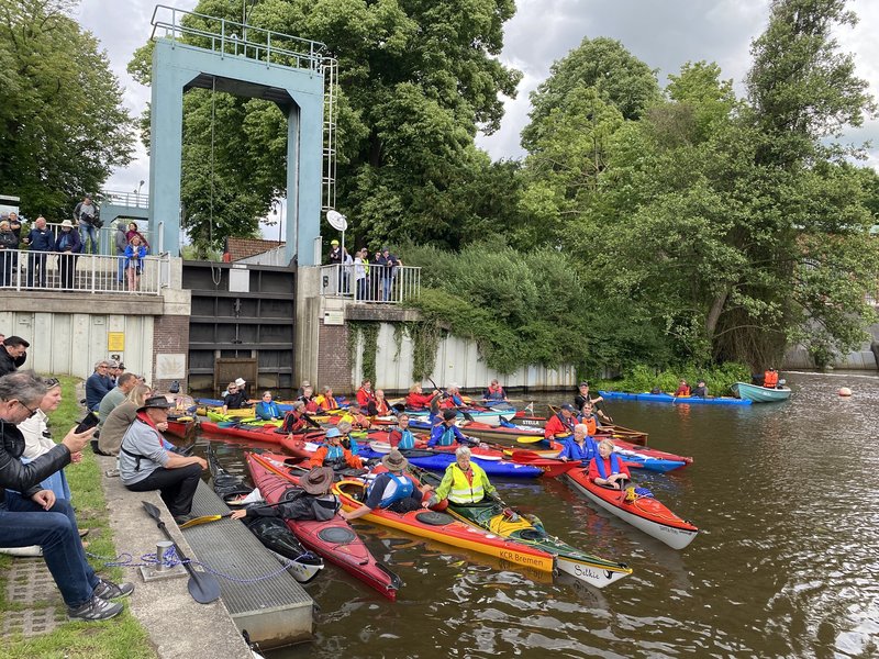 Für die Reparatur der Schleuse treffen 60 Boote auf beiden Seiten ein