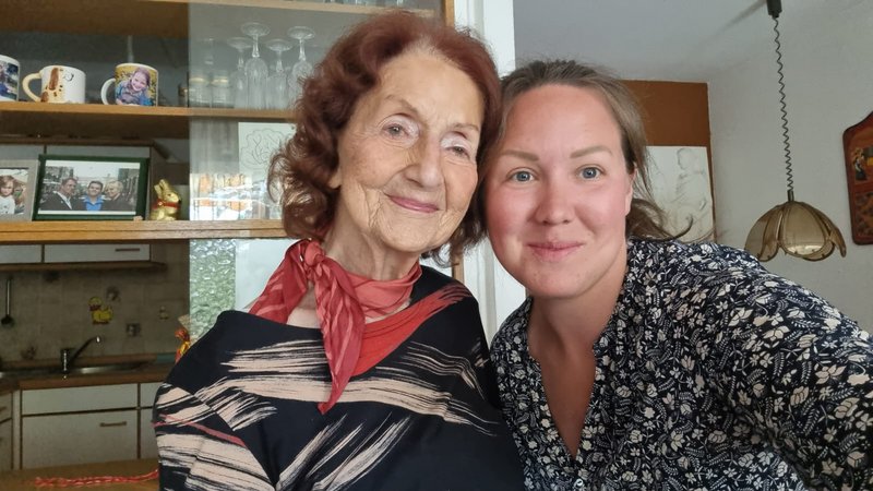 Seniorin und Studentin lächeln in Selfie-Kamera