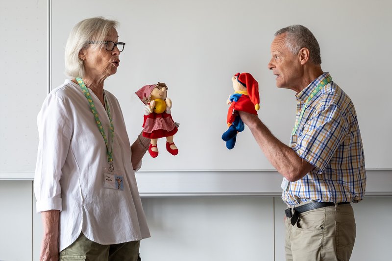 2 Mediatoren präsentieren den Kindern einen Streit