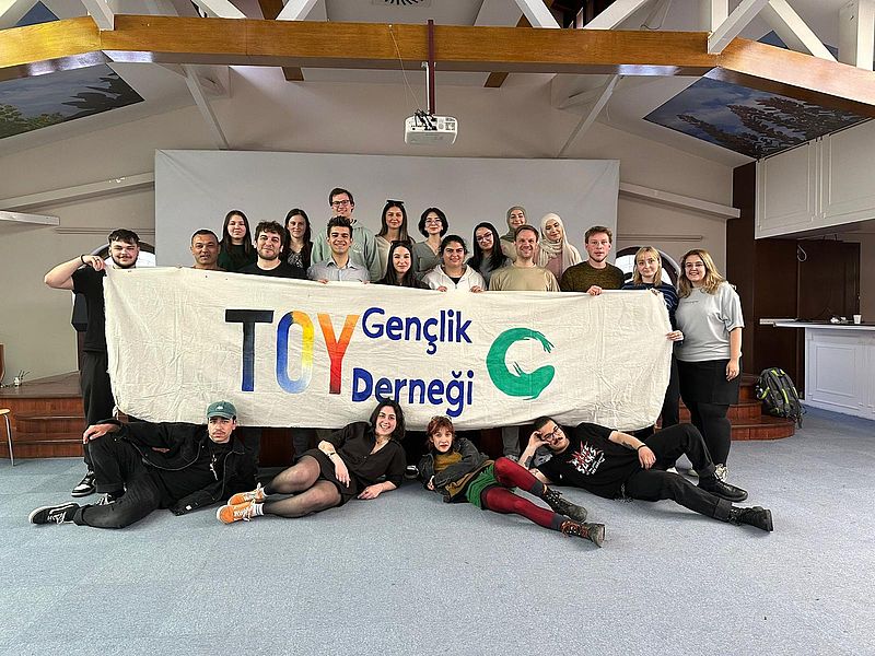 Menschen stehe hinter einem Transparent