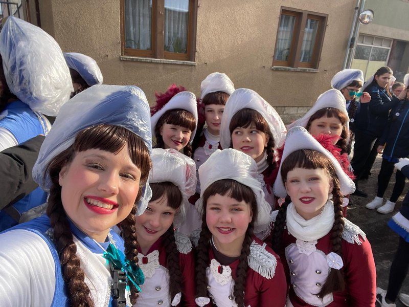 Gardetänzerinnen beim Rosenmontagsumzug mit Trainerin 
